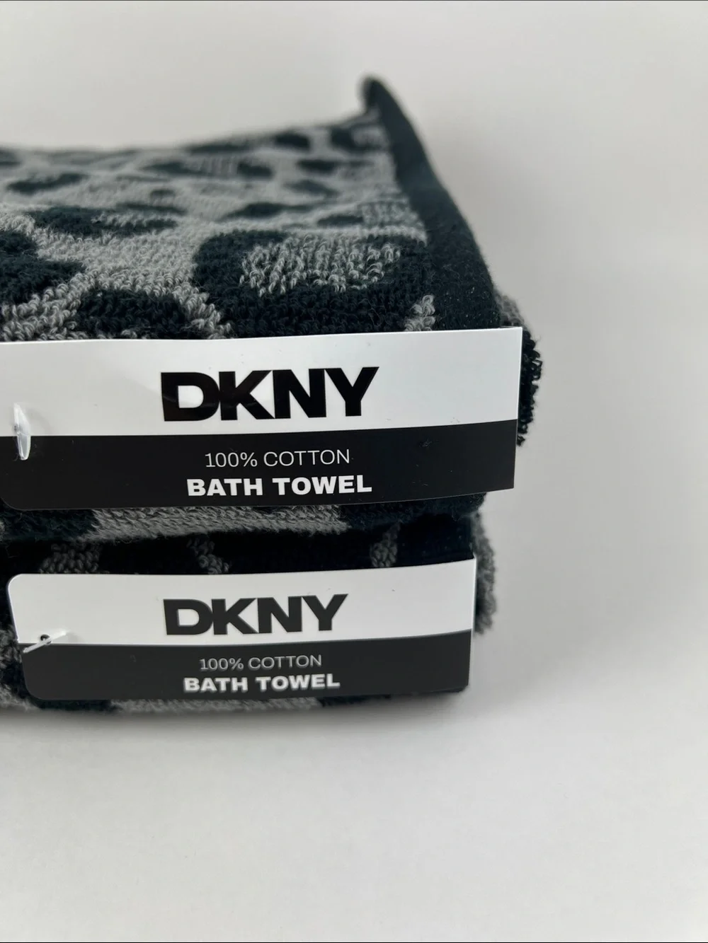DKNY Bath Towels Black and Gray Bold Leopard Print 100% Cotton 2 Pc NEW